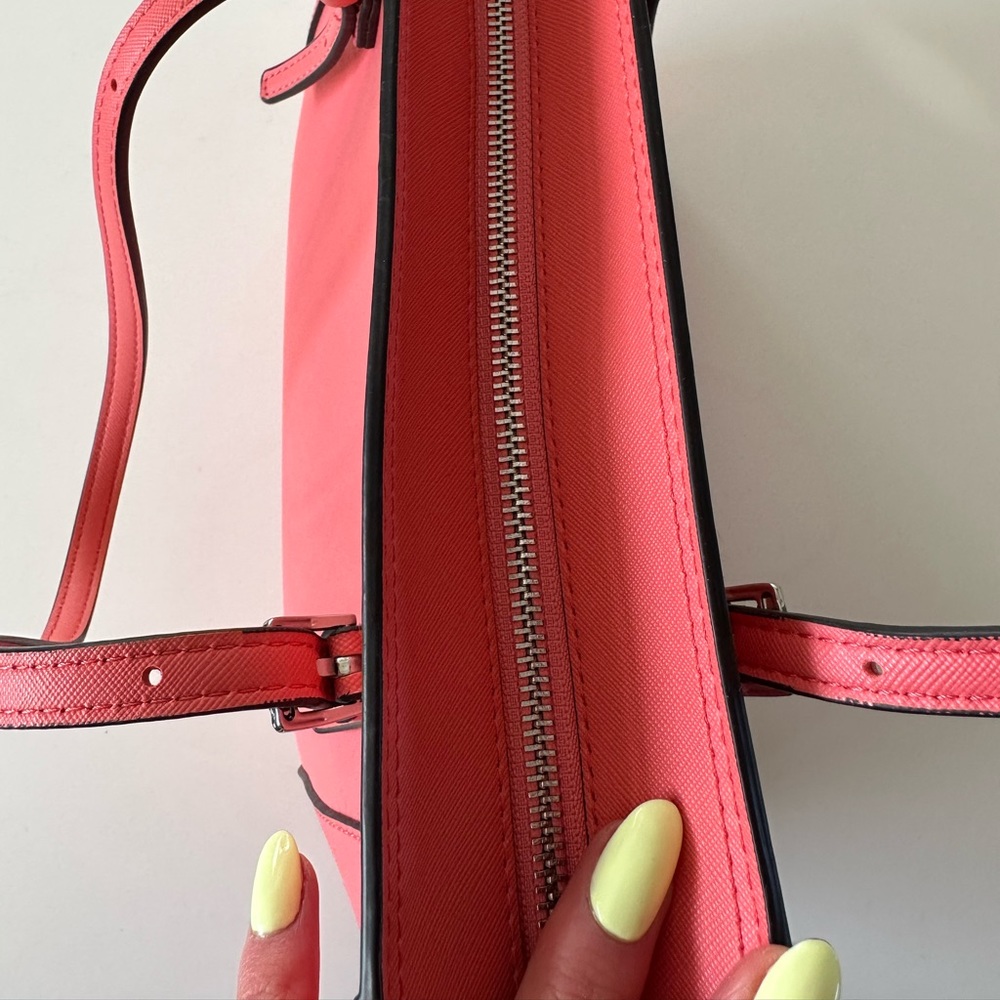 GUESS DELANEY TOTE IN CORAL/PINK - Picture 5 of 10